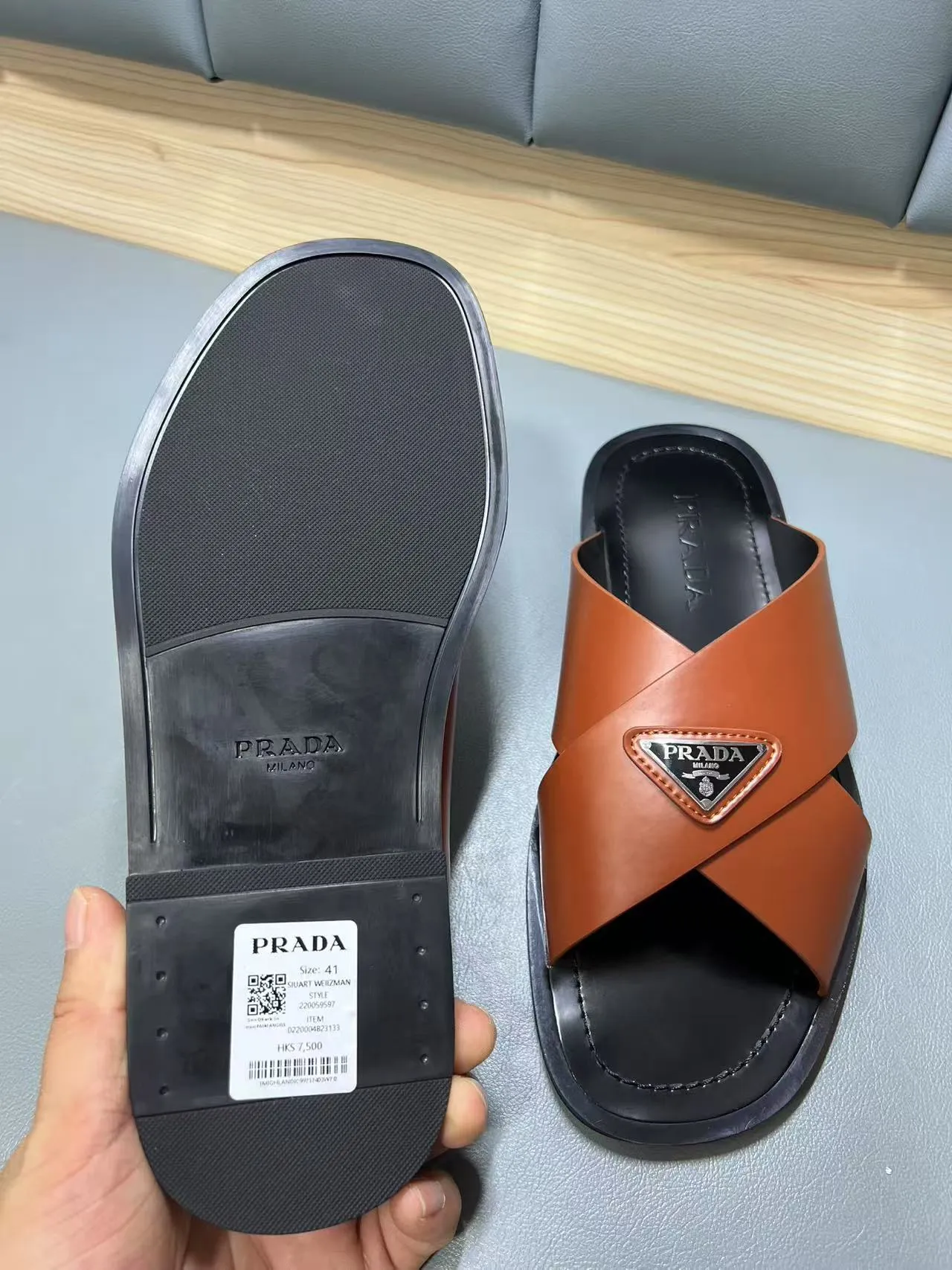 340💰PRADA Prada’s latest slippers are synchronized with the official website. This slipper is made of the brand’s unique and iconic Saffiano leather. The brand logo jumps out from the double straps, and the brand style is clearly visible. Cowhide gives men elegant charm and functional design, making it an ideal choice for vacation and leisure. Size:38-45